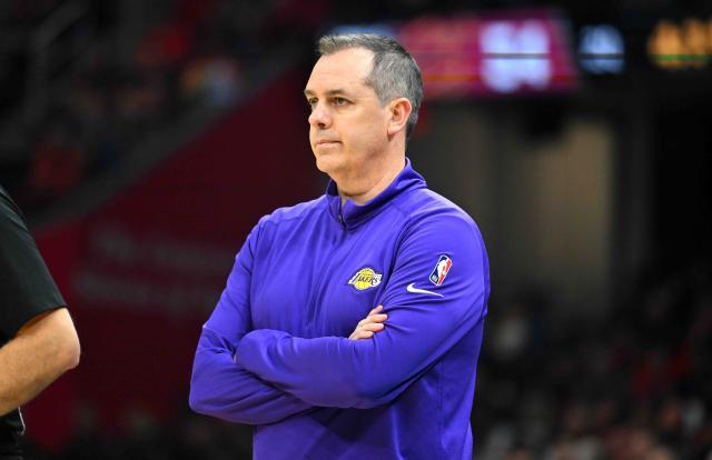 足球比分-半场丢82分遭耻辱失利 问题缠身湖人跌出附加赛区